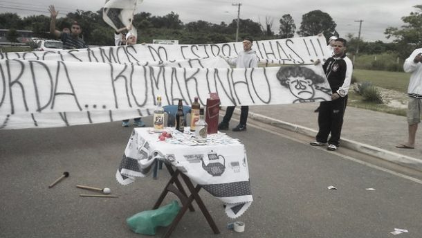 Com bom-humor, torcedores protestam no CT do Corinthians