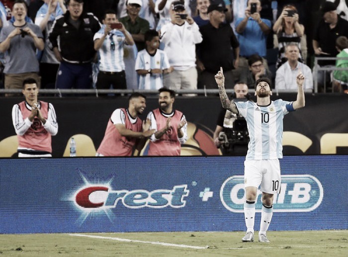 Messi viaja a Argentina con molestias