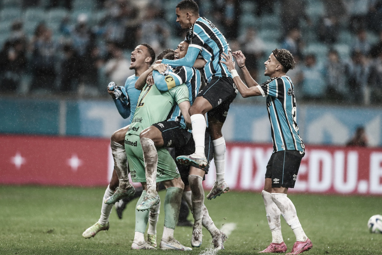 Com mais de uma hora de atraso, Grêmio vence Bahia nos pênaltis e avança para semifinal da Copa do Brasil