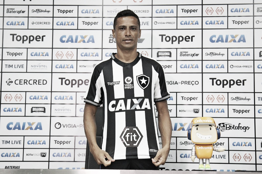 Apresentado, Cícero prega paciência para estreia e se diz 'muito feliz' por jogar no Botafogo