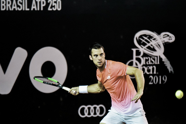 Campeão no Rio, Djere estreia com vitória sobre Giannessi no Brasil Open Campeão no Rio, Djere estreia com vitória sobre Giannessi no Brasil Open