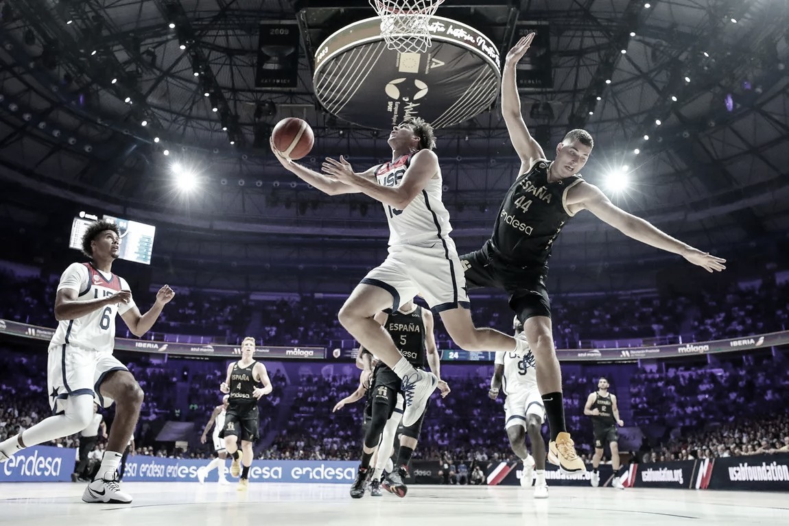 Jogador de homem feliz joga bola de basquete através da vitória na