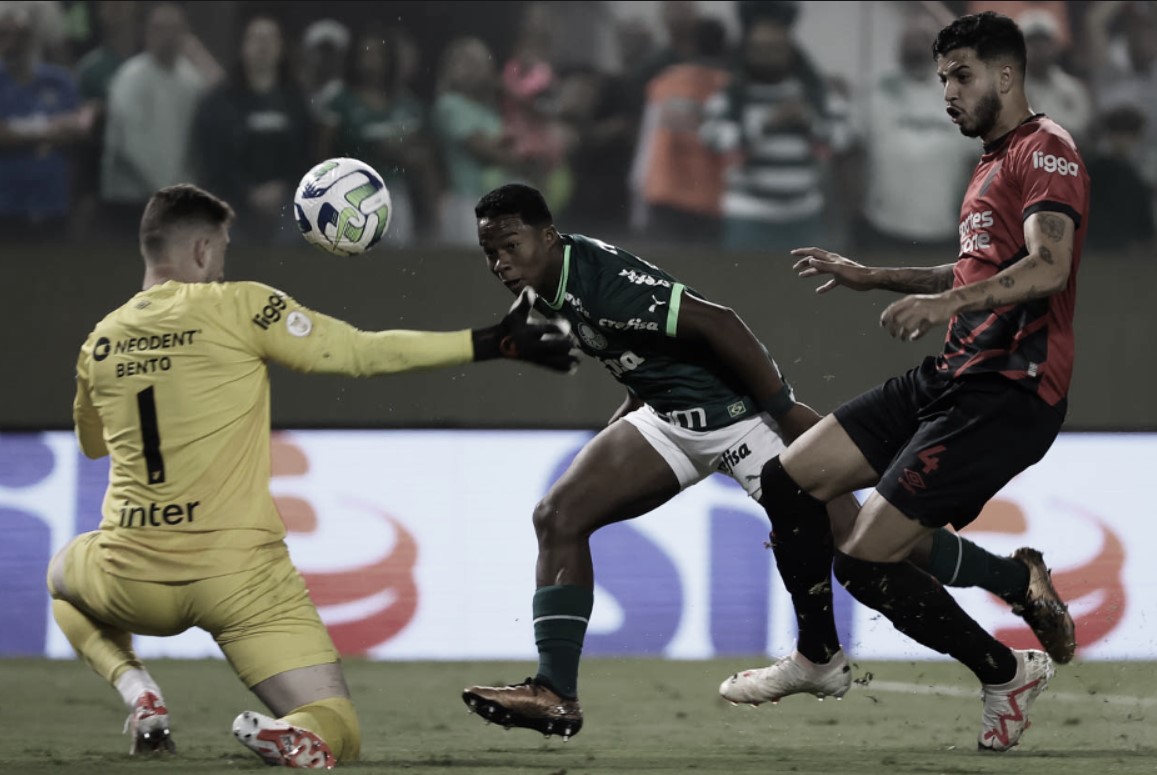 Endrick marca mais uma vez, Palmeiras vence Athletico e encosta no líder Botafogo