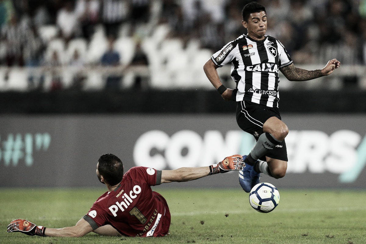 Incomodados, jogadores do Botafogo reclamam de gol anulado no final da partida Incomodados, jogadores do Botafogo reclamam de gol anulado no final da partida
