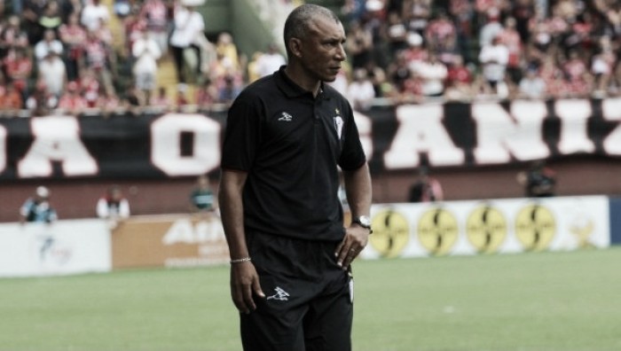 Hemerson Maria analisa empate com expulsão de Aguiar: "Resultado não é o que esperava" Hemerson Maria analisa empate com expulsão de Aguiar: "Resultado não é o que esperava"