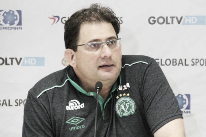Guto Ferreira exalta empate com jogadores a menos: "Nos deixa dependendo só de nós"