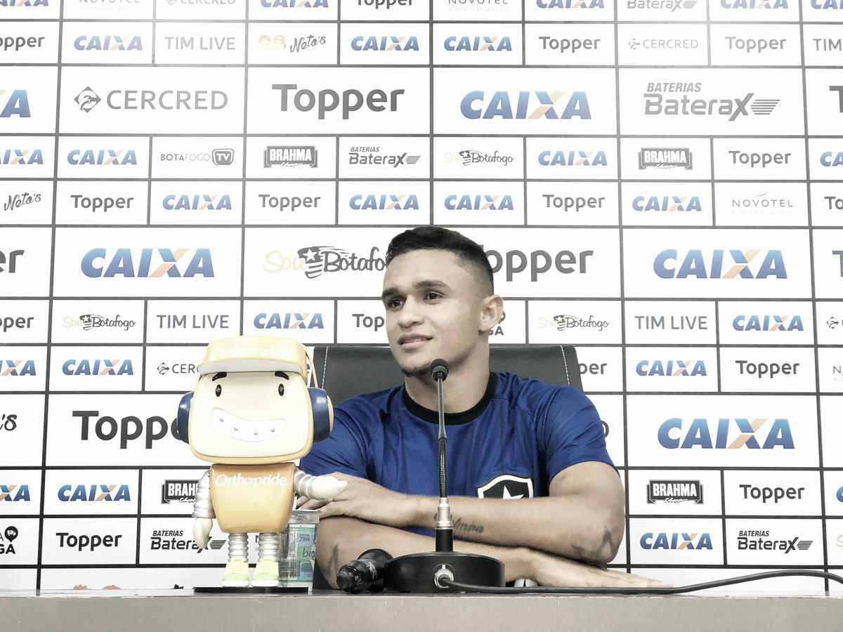 Em boa fase, Erik elogia ambiente no Botafogo e despista sobre futuro: ''Não depende só de mim'' Em boa fase, Erik elogia ambiente no Botafogo e despista sobre futuro: ''Não depende só de mim''