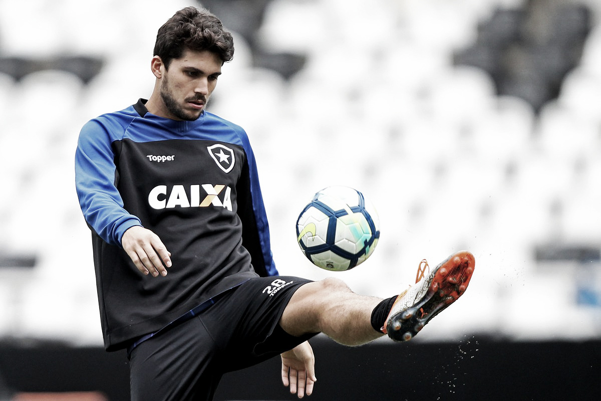 Rabello projeta duelo contra o Santos e prega pés no chão em relação à Libertadores Rabello projeta duelo contra o Santos e prega pés no chão em relação à Libertadores
