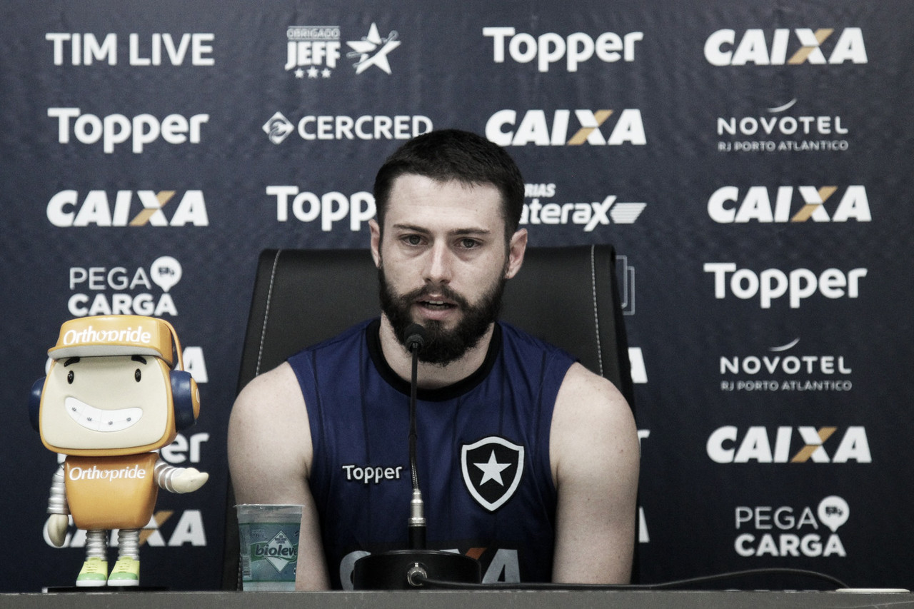 De volta ao Botafogo após oito meses, João Paulo se diz aliviado e afirma: "Na hora vem um filme" De volta ao Botafogo após oito meses, João Paulo se diz aliviado e afirma: "Na hora vem um filme"