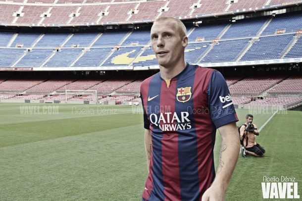 Mathieu chega ao Barcelona confirmando que deve atuar como zagueiro no novo clube