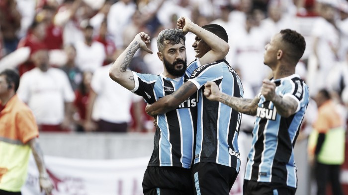 Após reapresentação, Grêmio confirma renovação de Douglas por mais dois anos