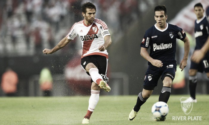 River Plate engata quinta vitória seguida no Argentino ao bater Quilmes com gols de Alario