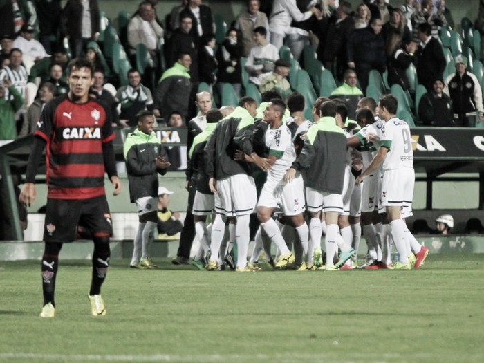 Coritiba bate Vitória com gol do talismã Iago Dias e passa às oitavas da Sul-Americana