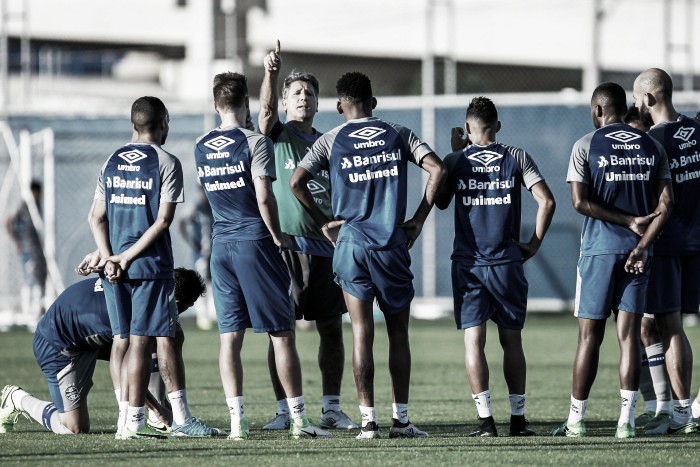 Grêmio tem treino fechado e dúvidas na escalação, mas divulga relacionados ante Zamora