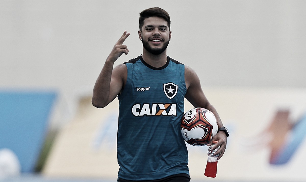 Fora há 10 meses por lesão, Leandrinho pode ganhar oportunidade com Marcos Paquetá no Botafogo