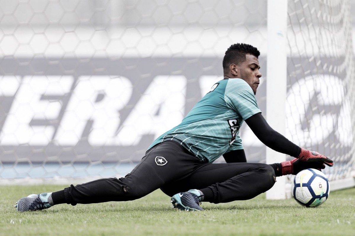Com lesão de Jefferson, Saulo assume gol do Botafogo e lamenta: “Não era a maneira que eu queria entrar”