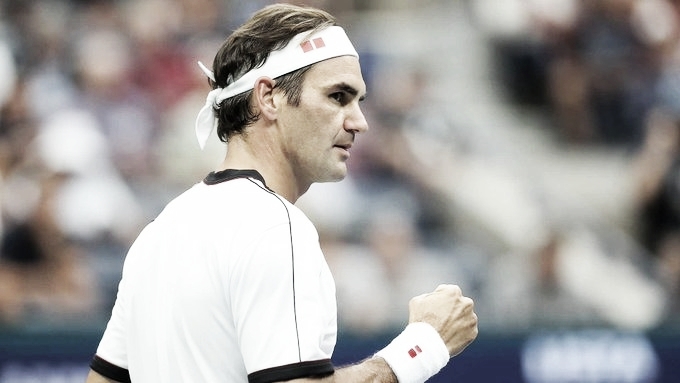 Federer sofre mais uma vez, mas bate Dzumhur em sua partida de número 100 no US Open