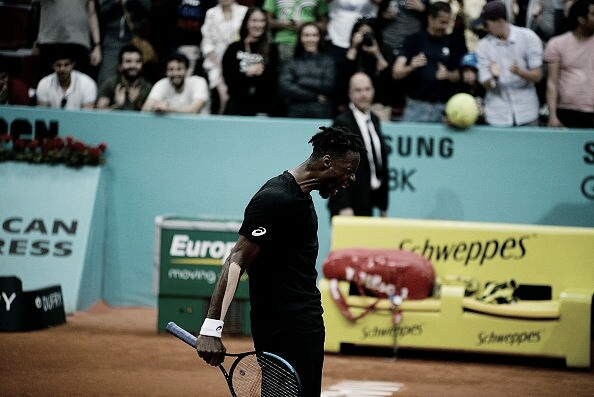 Com direito a jogada inacreditável, Monfils bate Fucsovics de virada e vai às oitavas em Madrid Com direito a jogada inacreditável, Monfils bate Fucsovics de virada e vai às oitavas em Madrid