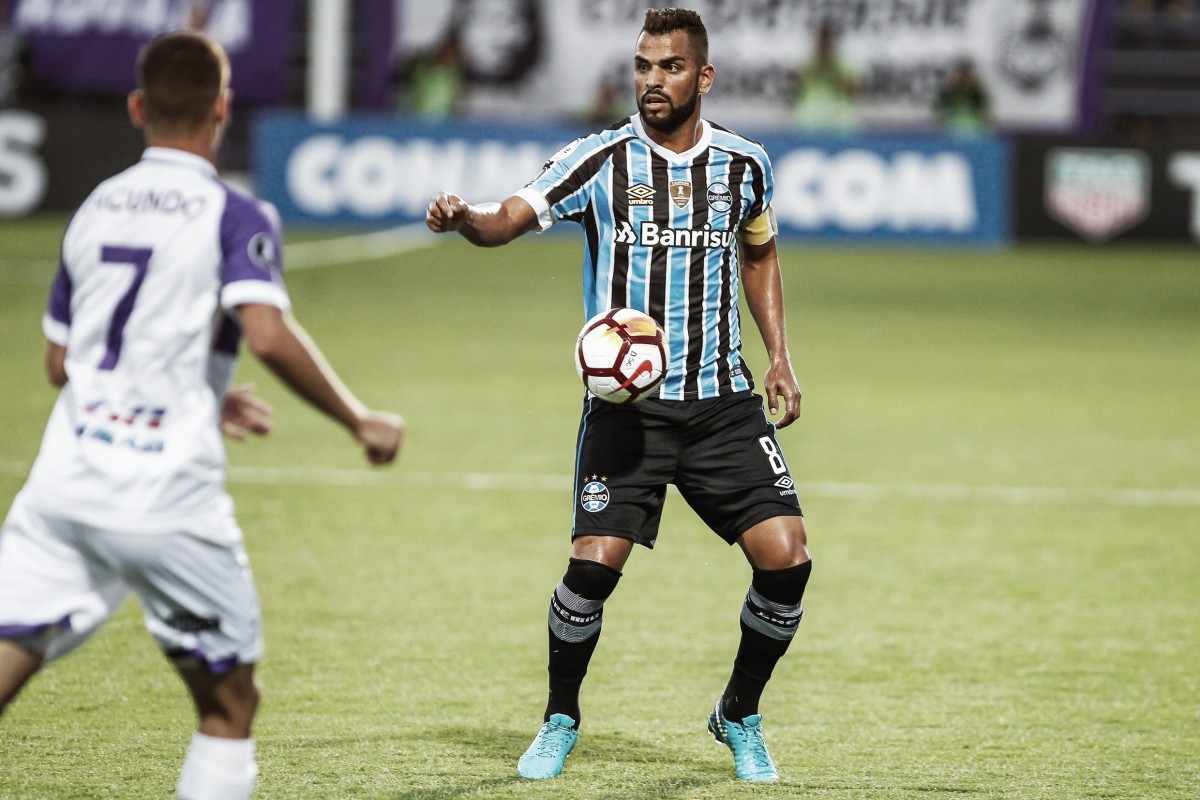 Grêmio sai na frente, mas cede empate ao Defensor pela Libertadores
