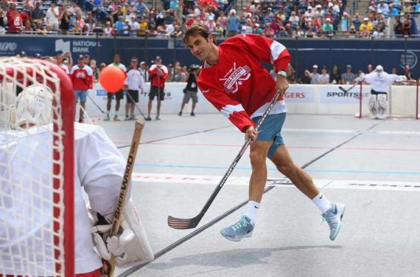 Federer se pasa al hockey