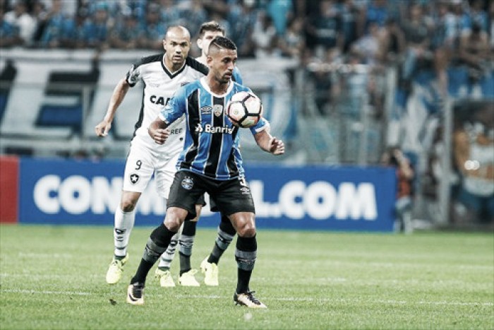 Volante Michel passa por cirurgia no joelho e desfalca Grêmio pelo próximo mês