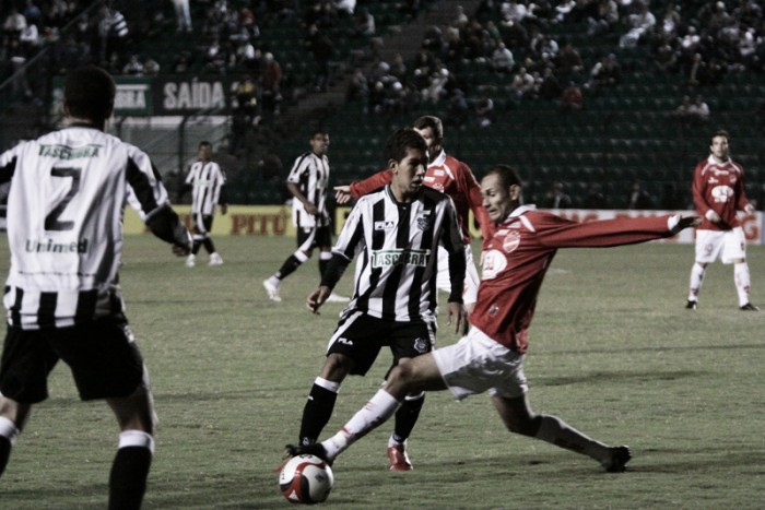 Com retorno de Zé Love, Figueirense recebe Vila Nova em duelo de opostos na tabela da B