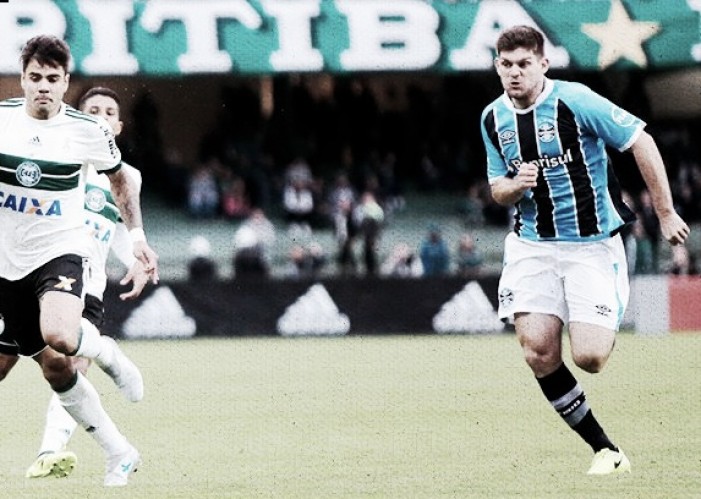 Ramiro acerta chute no fim e Grêmio vence Coritiba para dormir vice-líder