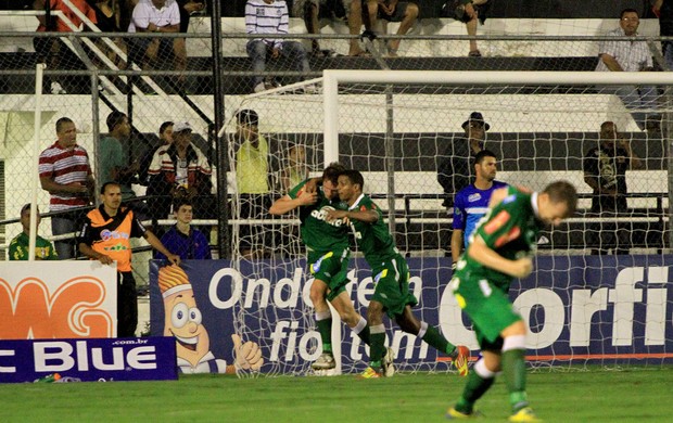 Chapecoense vence em Arapiraca e segue na liderança da Série B