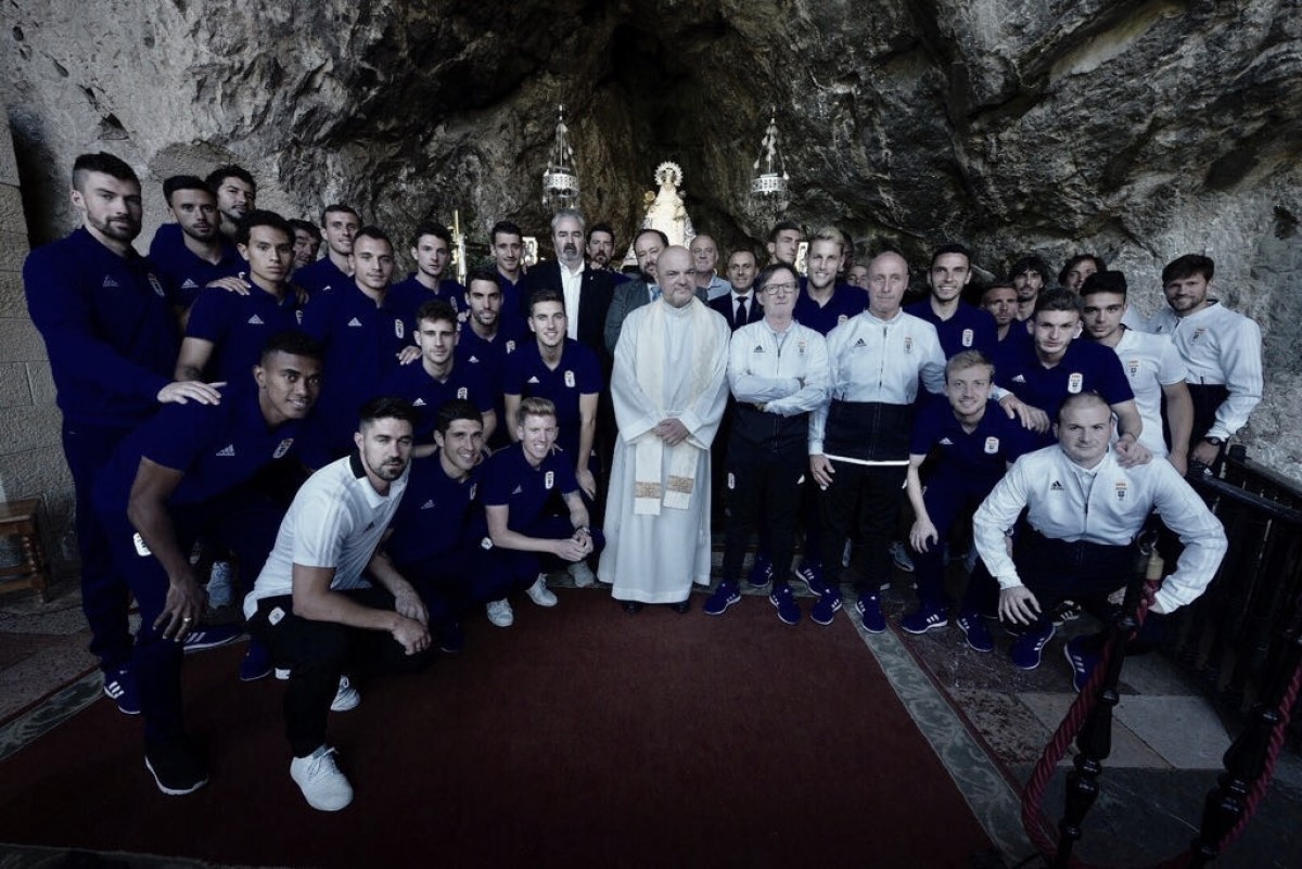 El Real Oviedo visita a la Santina
