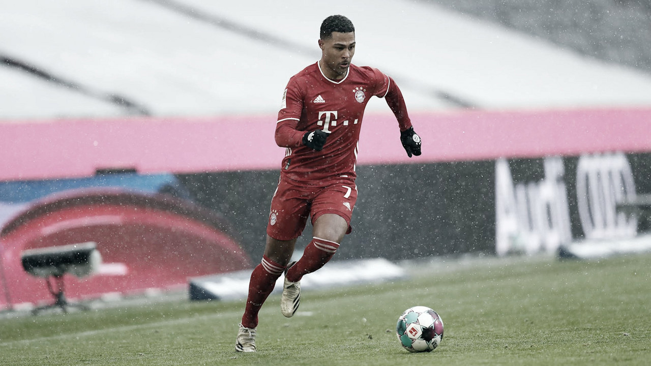 Serge Gnabry tem lesão na coxa diagnosticada e desfalca Bayern por tempo indeterminado