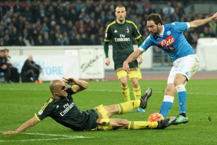 Deviazioni decisive al San Paolo: tra Napoli e Milan finisce 1-1 e la Juventus rimane in testa