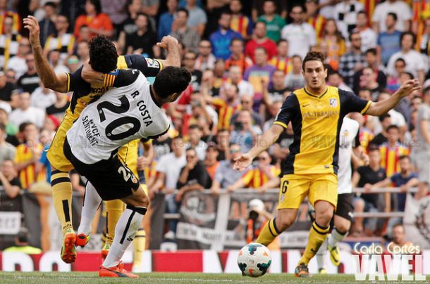 Valencia: más faltas y casi el doble de amarillas en los enfrentamientos contra el Atlético de Simeone