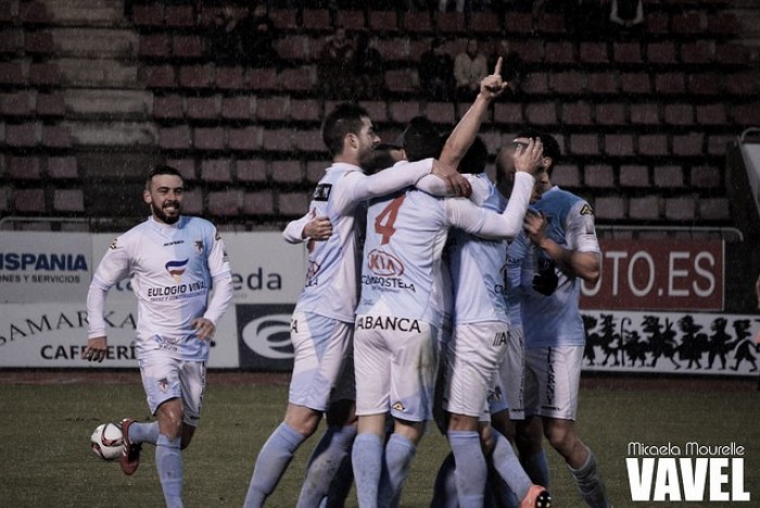 Fotos e imágenes del SD Compostela 3-0 Pontevedra CF de la jornada 24, Segunda División B Grupo I