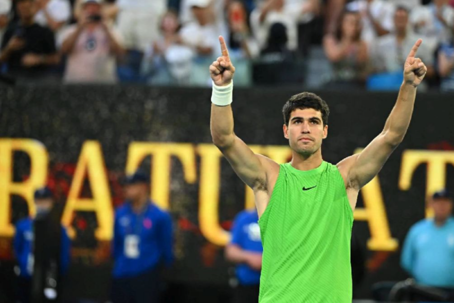 Alcaraz sale sul trono, battuto Djokovic in 4 set