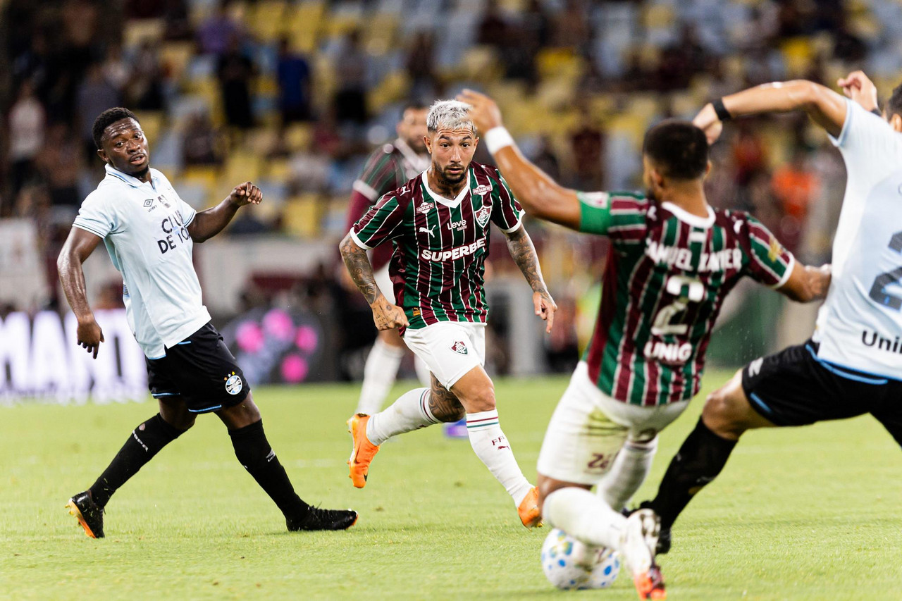 Fluminense resiste pressão do Grêmio e abre Brasileirão com vitória no Maracanã Fluminense resiste pressão do Grêmio e abre Brasileirão com vitória no Maracanã