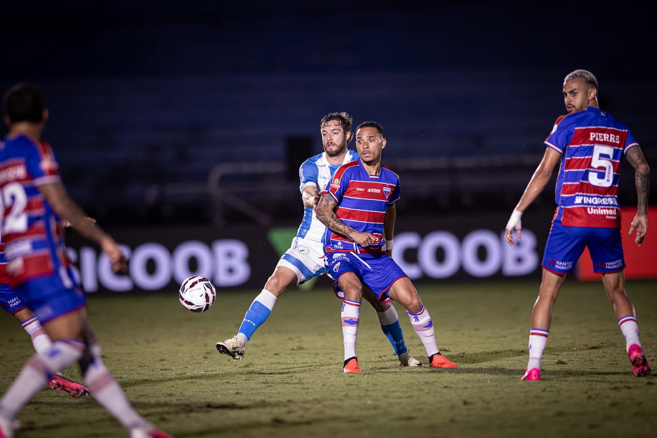 Fortaleza vence Londrina com gol no fim e assume a vice-liderança Fortaleza vence Londrina com gol no fim e assume a vice-liderança