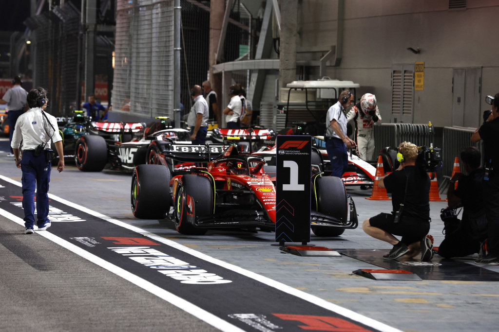 Sainz larga na pole do GP da Singapura e Verstappen fica fora do