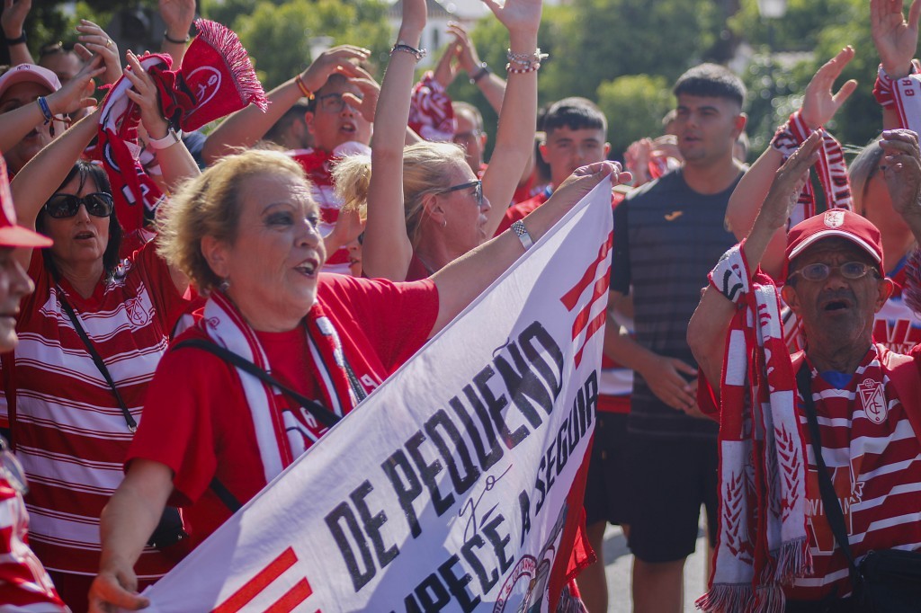Los aficionados del Granada CF se preparan para la última final de la temporada