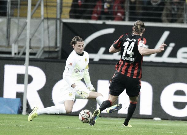 El Eintracht se aprovecha de la desconexión del Dortmund
