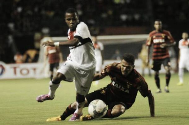 Com gol de Marcinho, Vitória surpreende e derrota Sport na Ilha do Retiro