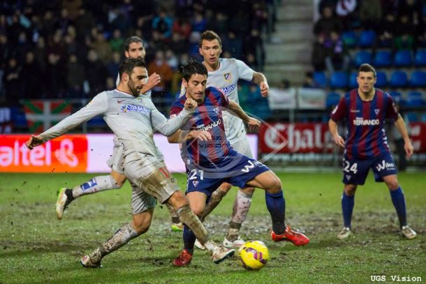 El Atlético y el barro ganan la partida al Eibar