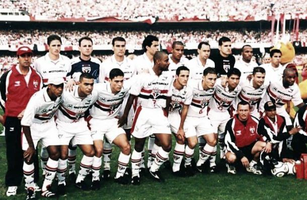 Disputando a final do Paulista de 2000, São Paulo deixava Santos amargar seu 16º ano na fila