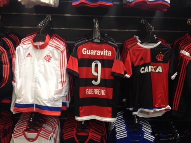 Aproveitando sucesso de Guerrero, Adidas lança camisa do Flamengo no Peru