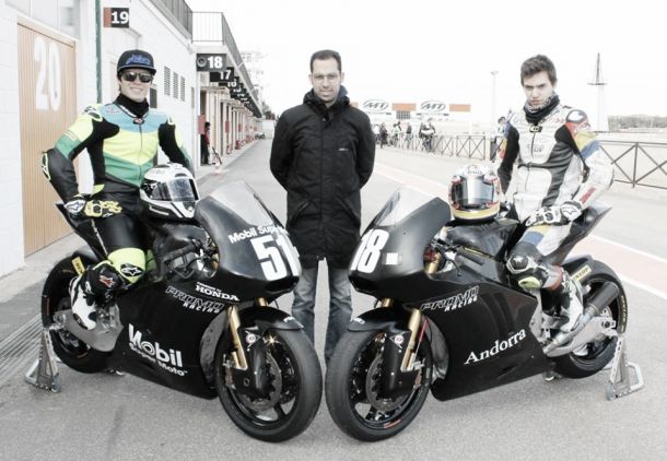 Xavi Cardelús y Eric Granado, con Dani Devahive en el Moto2 European Championship