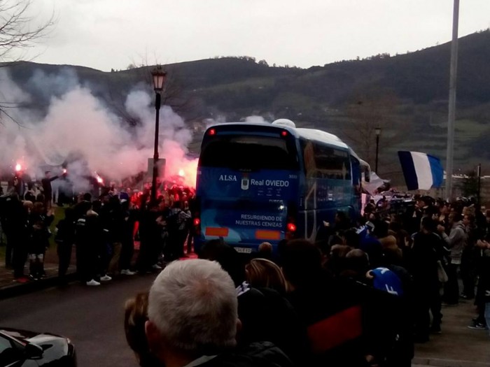 El Real Oviedo emprende camino a Lugo arropado por medio millar de oviedistas