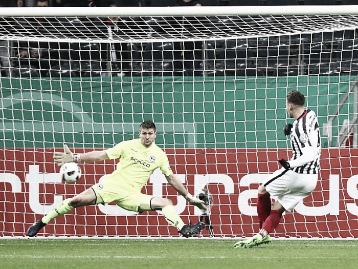 Eintracht Frankfurt bate Arminia Bielefeld pelo placar mínimo e avança às semifinais da DFB Pokal Eintracht Frankfurt bate Arminia Bielefeld pelo placar mínimo e avança às semifinais da DFB Pokal