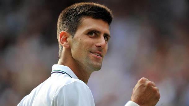Novak debuta arrollando en Wimbledon