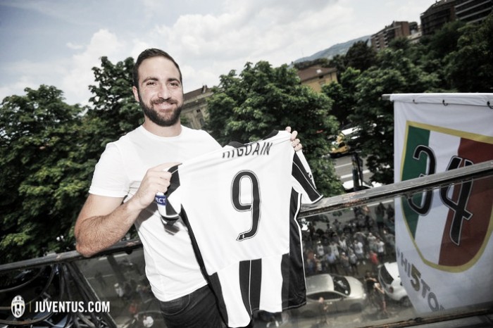 Higuaín fala pela primeira vez como jogador da Juventus: "Estou feliz de estar aqui" Higuaín fala pela primeira vez como jogador da Juventus: "Estou feliz de estar aqui"