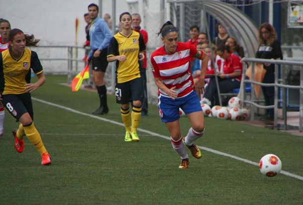 El Granada Femenino remonta al Atlético y suma su primera victoria