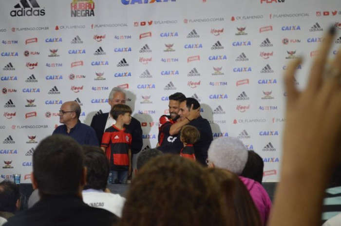Otimista e com sede de títulos, Diego é apresentado no Flamengo